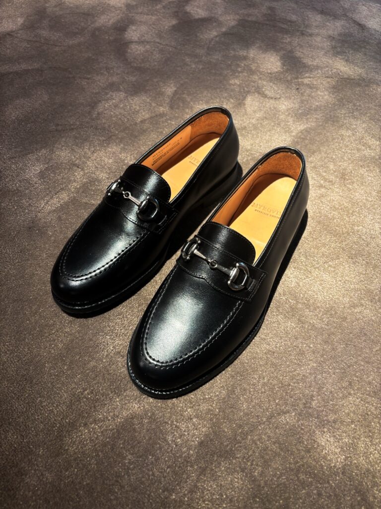 Svarte loafers med horsebit-detalj fra Myrqvist, ikonisk design

