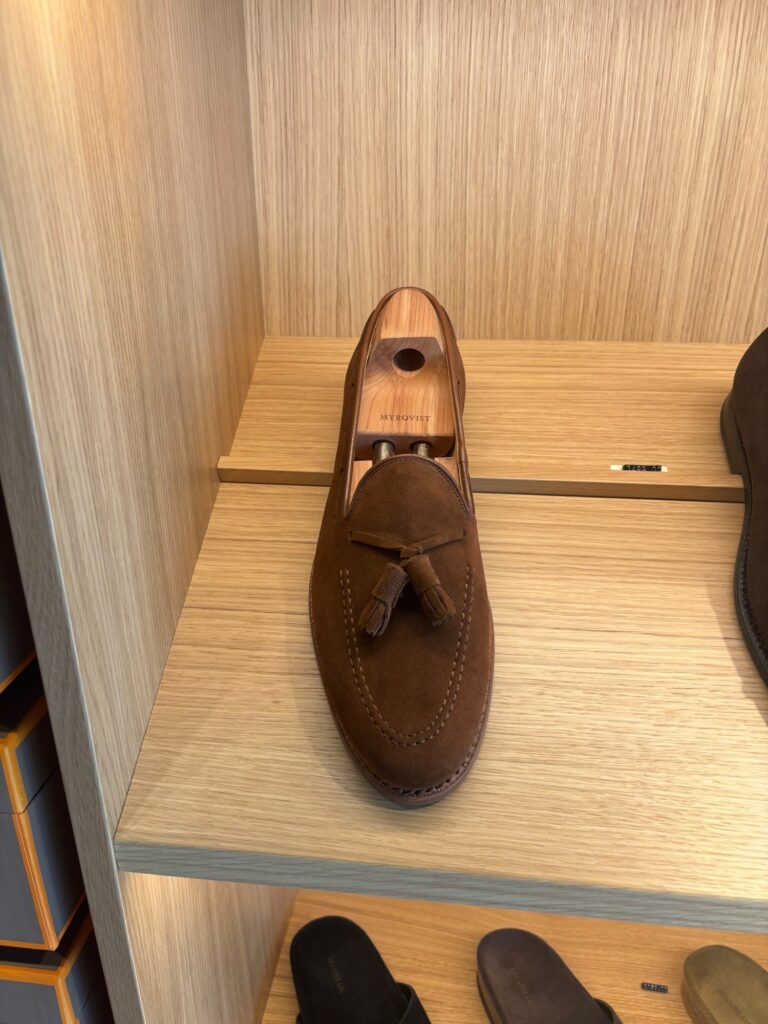 Brune semskede loafers med dusk fra Myrqvist, myke og stilrene

